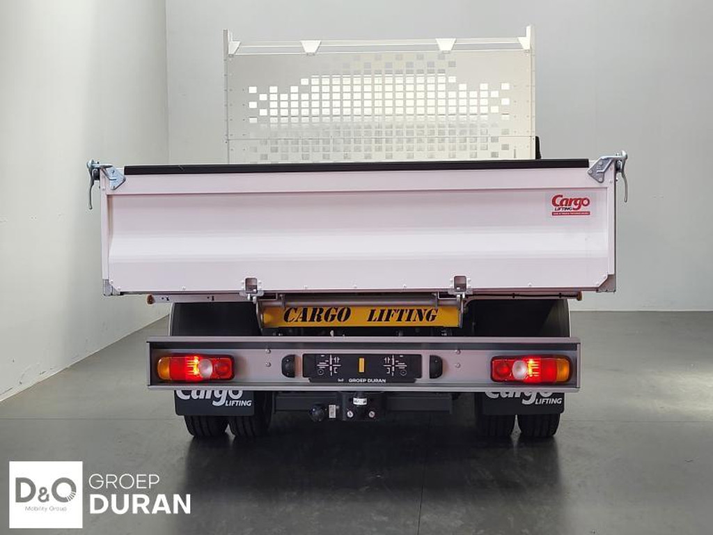 53273528-3.jpg