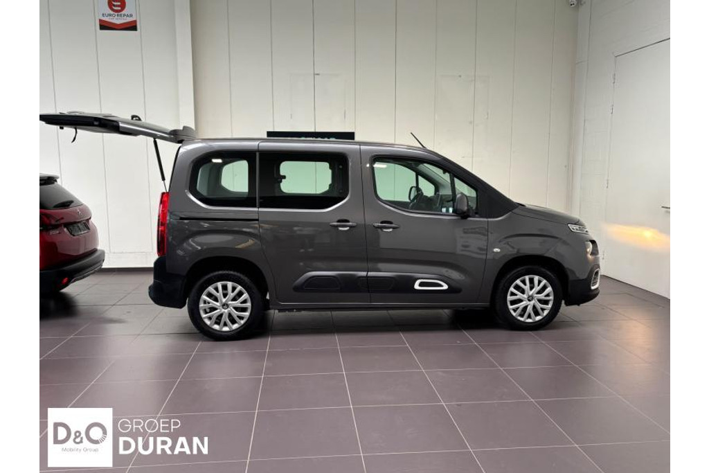 57406795-3.jpg